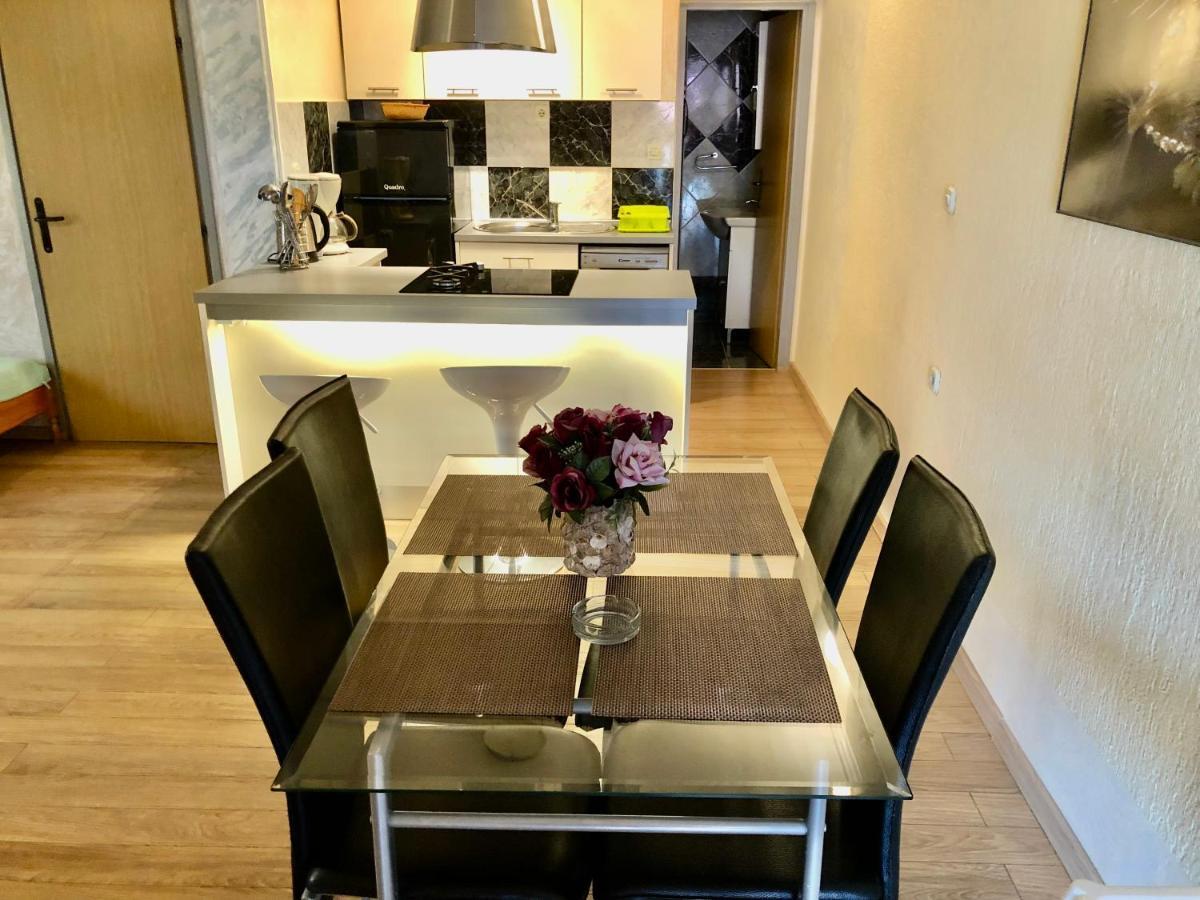 Apartments Pine & Oak With Shared Seasonal Hot Tub Privlaka  Bagian luar foto