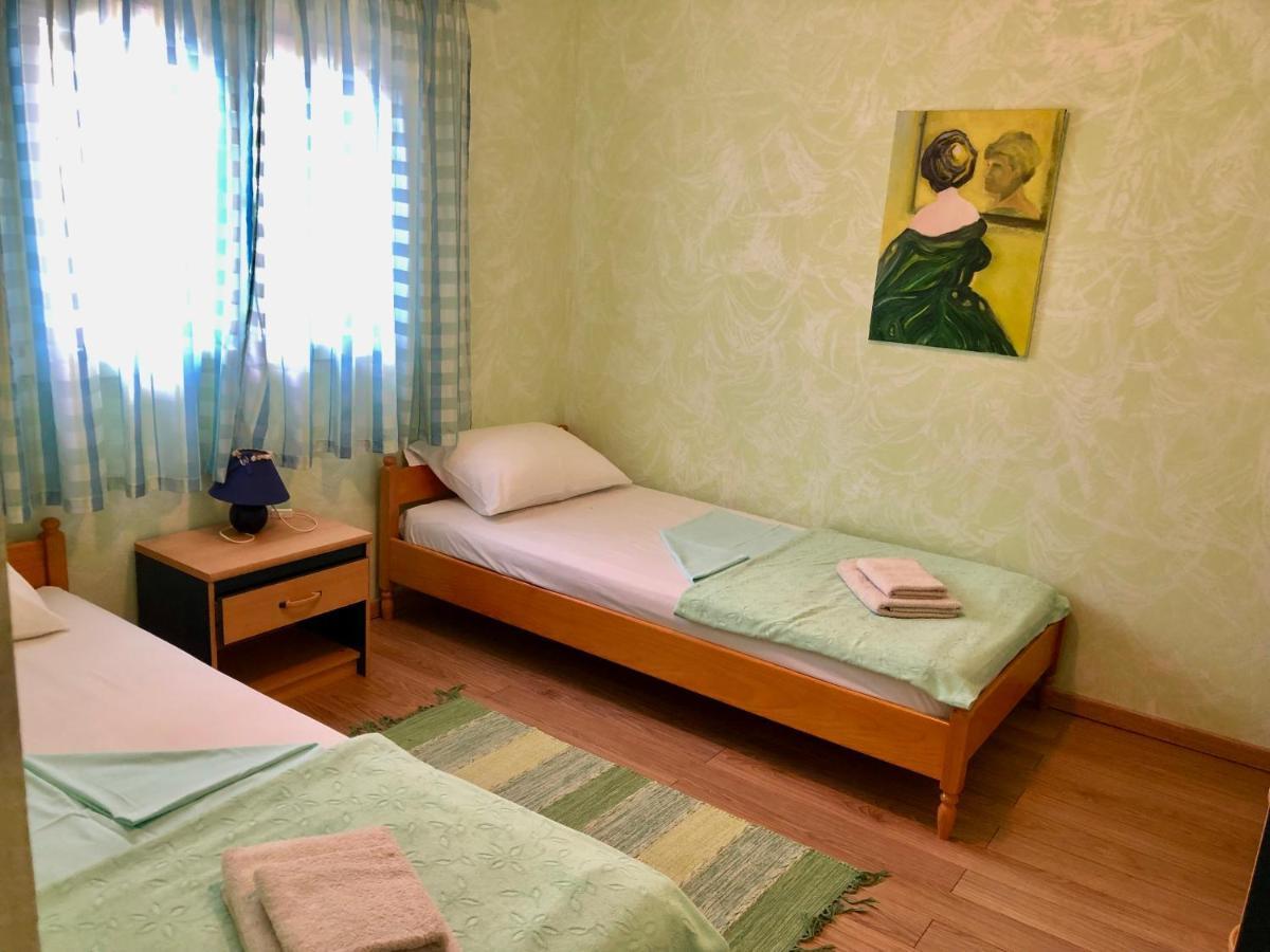 Apartments Pine & Oak With Shared Seasonal Hot Tub Privlaka  Bagian luar foto