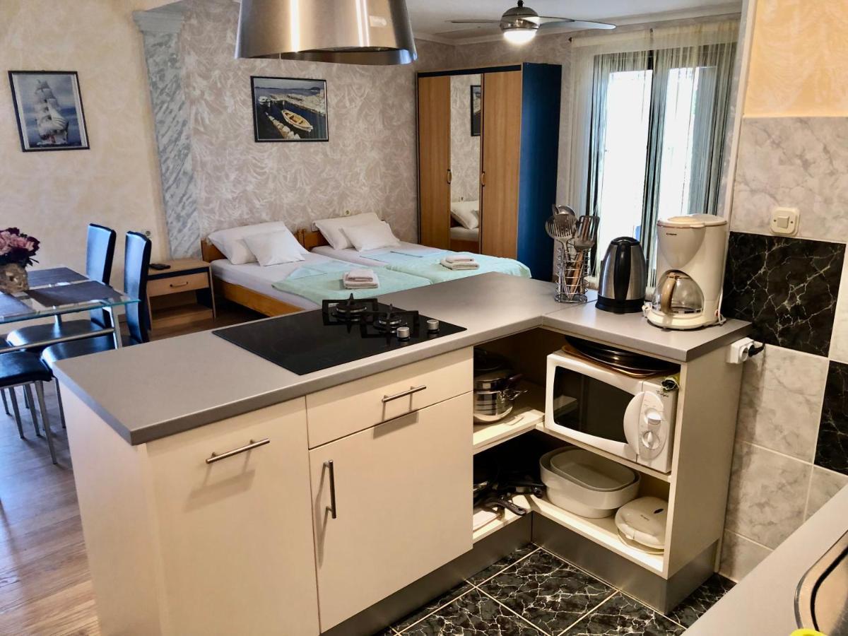 Apartments Pine & Oak With Shared Seasonal Hot Tub Privlaka  Bagian luar foto