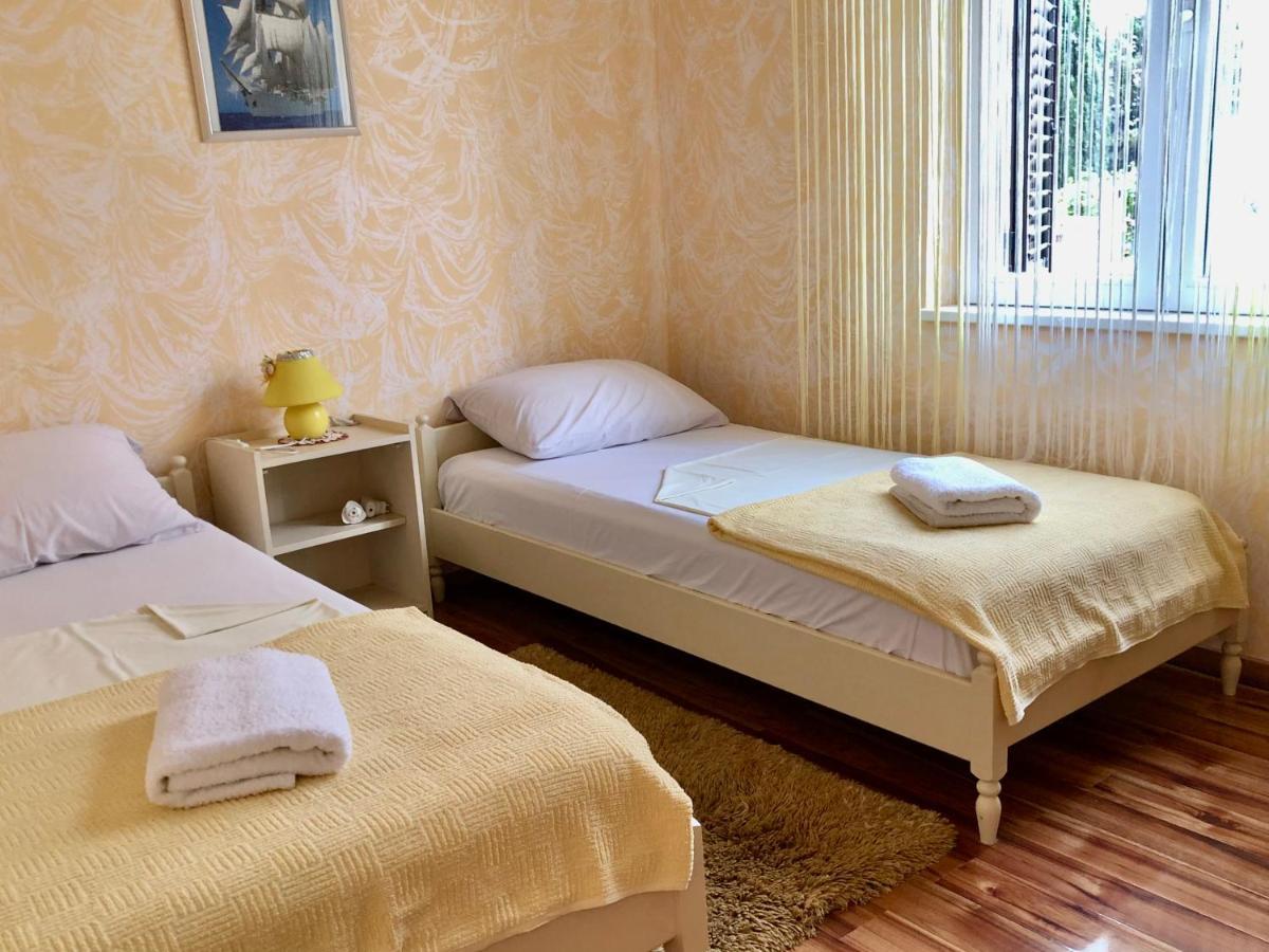 Apartments Pine & Oak With Shared Seasonal Hot Tub Privlaka  Bagian luar foto
